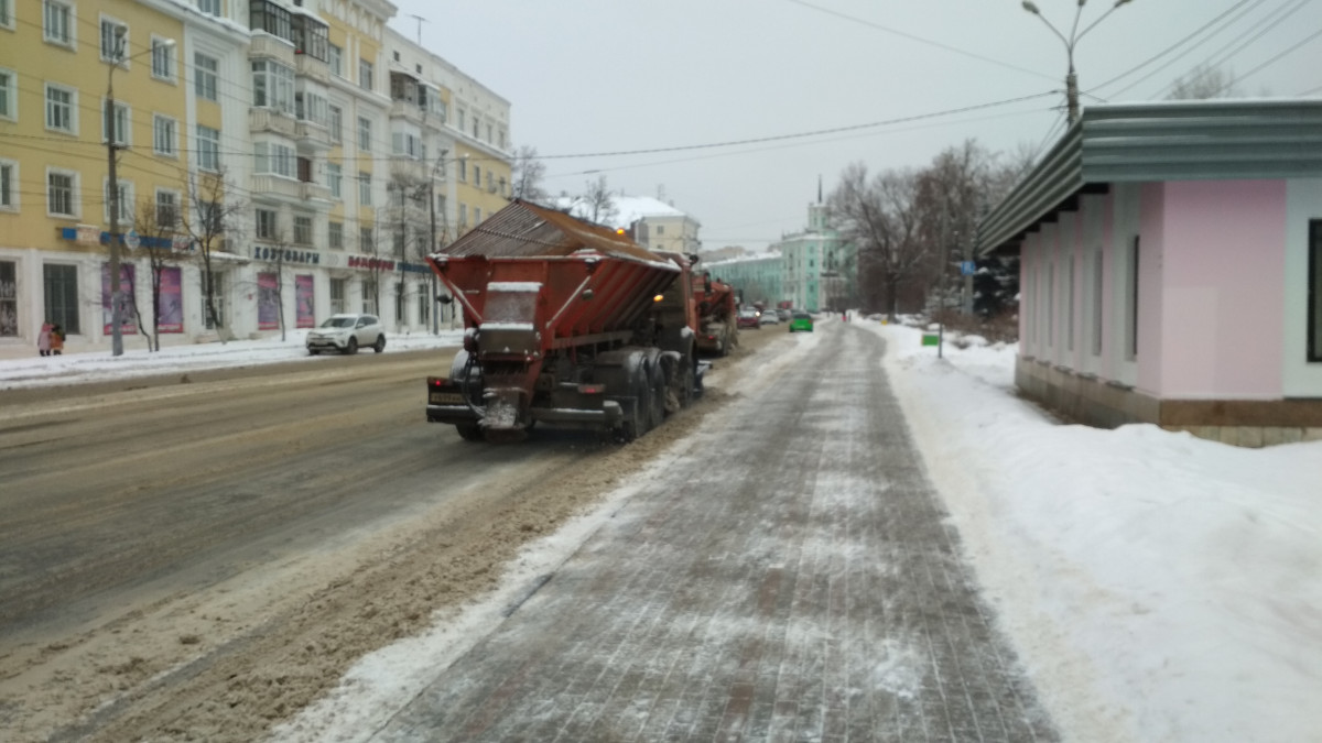 Фоторепортаж: как в Нижнем Новгороде ликвидируют последствия снегопада
