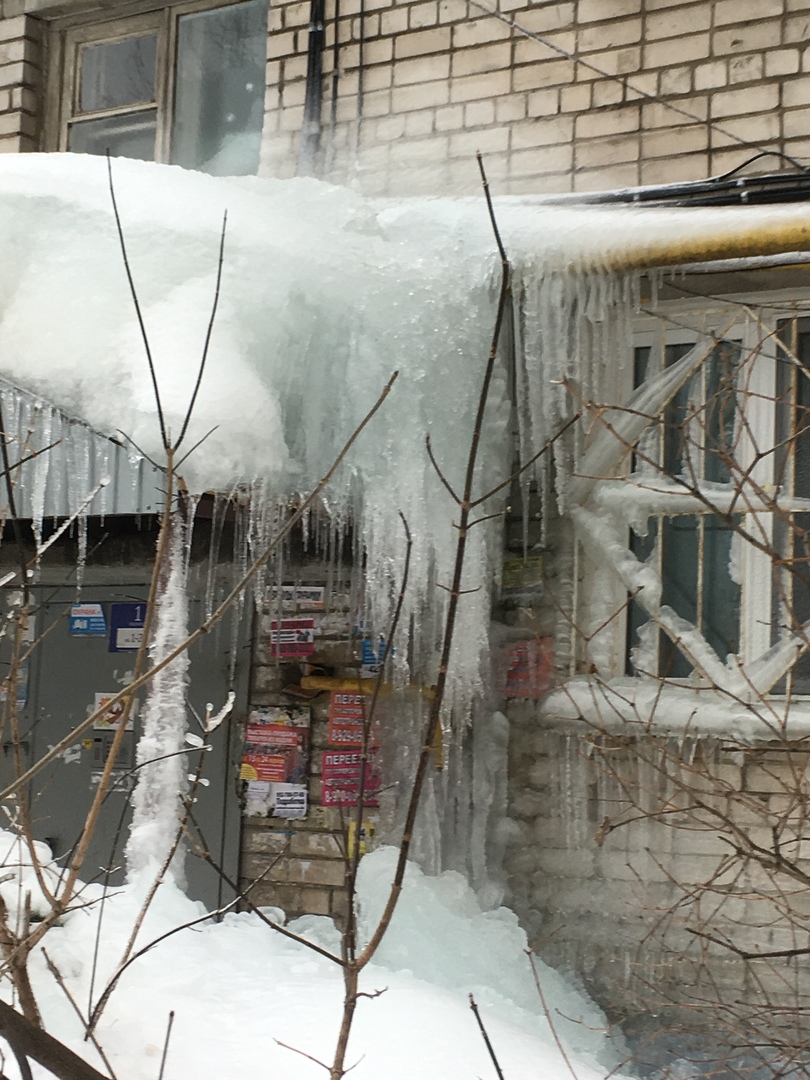 Метровый слой льда сковал газовую трубу на улице Пушкина