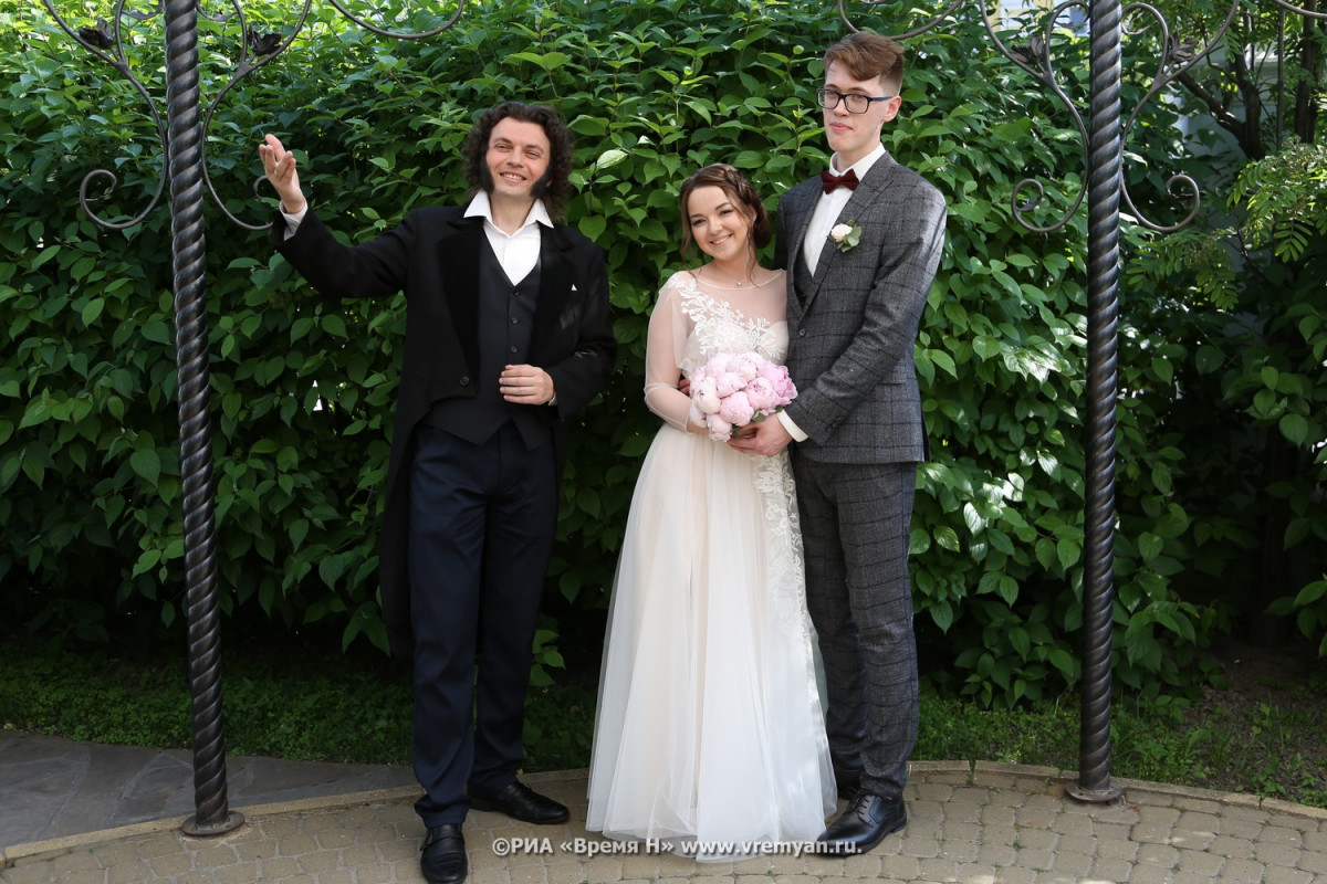 Пушкин приветствовал молодоженов в Нижегородском Доме бракосочетания