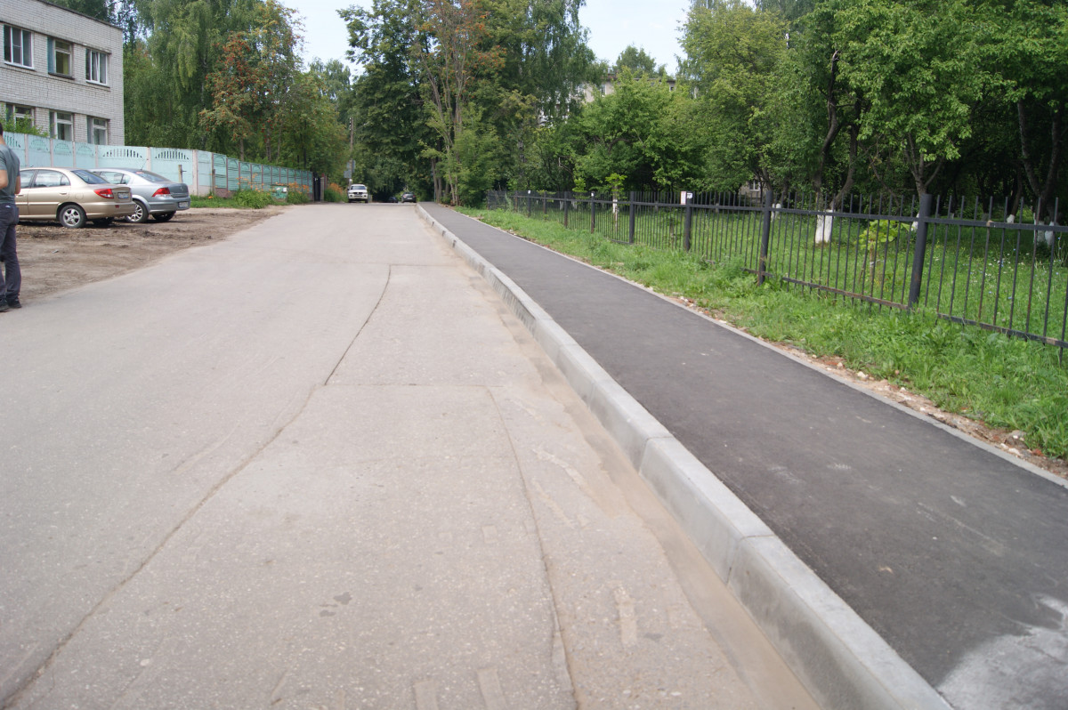 Тротуар обновили у школы №44 в Советском районе