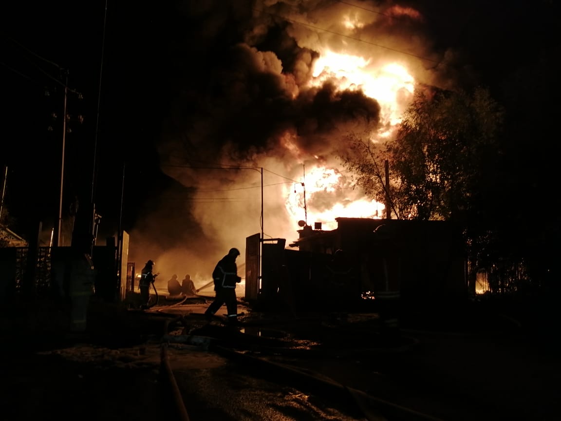 Почти 100 человек и 26 машин работают на месте пожара в промзоне Кудьмы