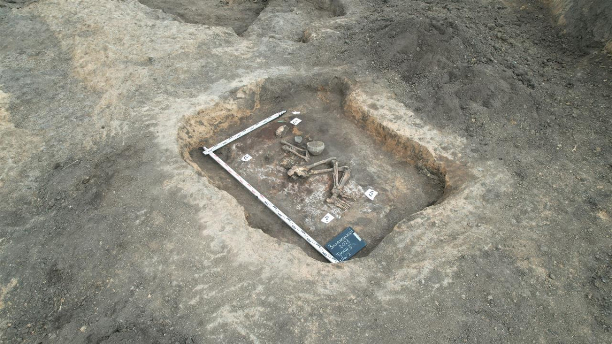 Археологи нашли два захоронения при вскрытии кургана бронзового века