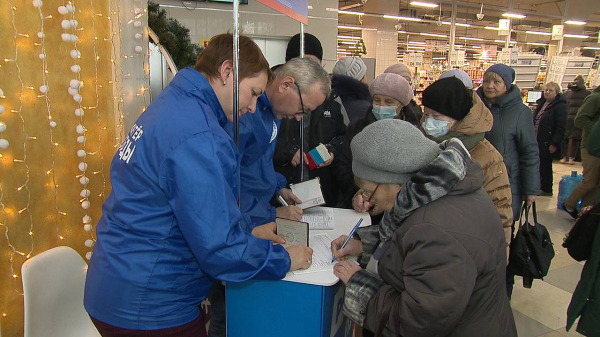 Сбор подписей за кандидата на выборы президента РФ Владимира Путина идет в Сормове