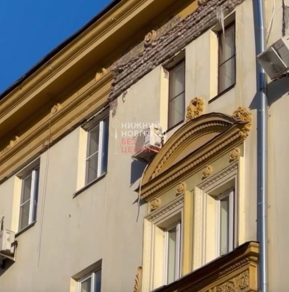 Штукатурка обрушилась с фасада дома на улице Большой Покровской