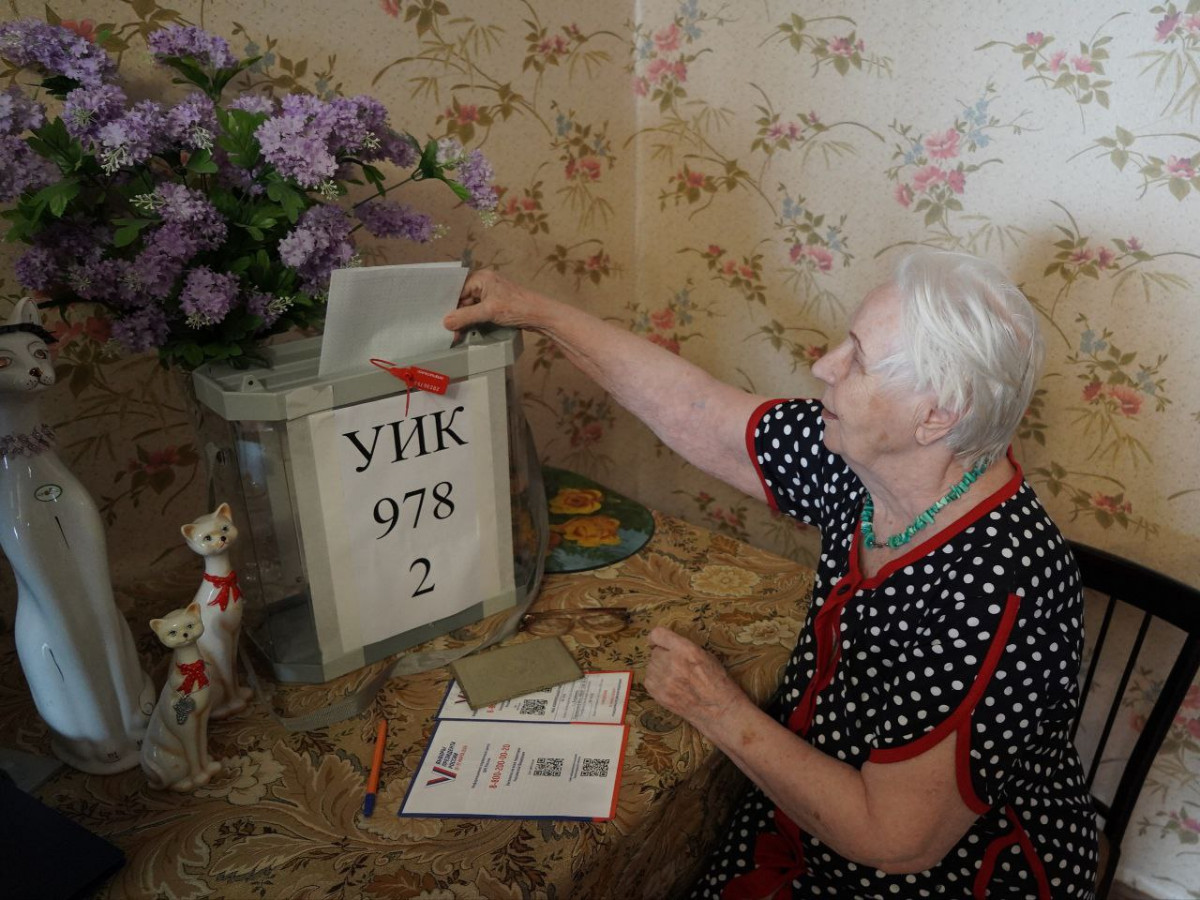 Дзержинцы старшего поколения голосуют на выборах президента РФ на дому