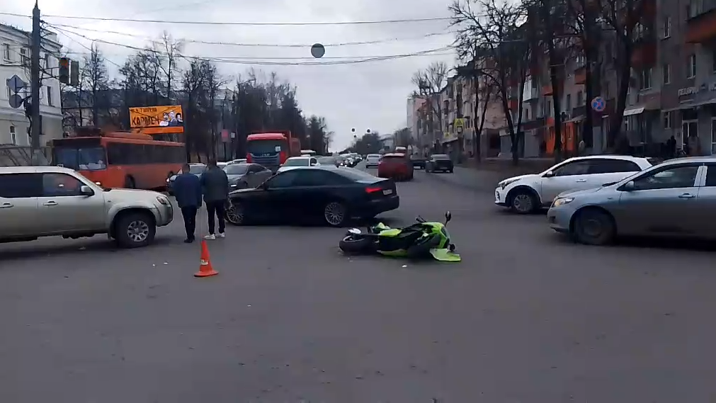 Мотоциклист попал в ДТП на площади Лядова 30 марта