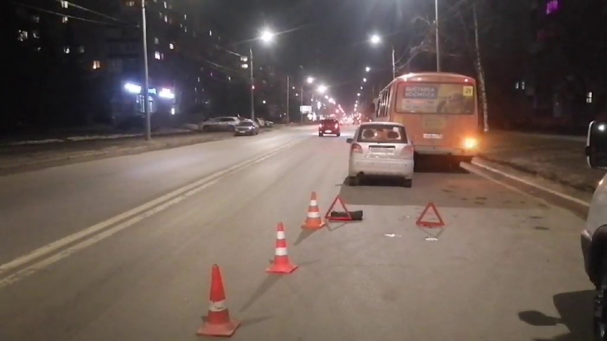 Иномарка врезалась в стоящий ПАЗ в Нижнем Новгороде