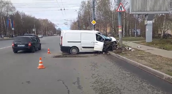 Микроавтобус врезался в столб на улице Бекетова