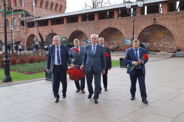 Возложение цветов к памятнику «Труженикам тыла» состоялось в Нижегородском кремле